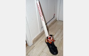 Jipé enfile une chaussure